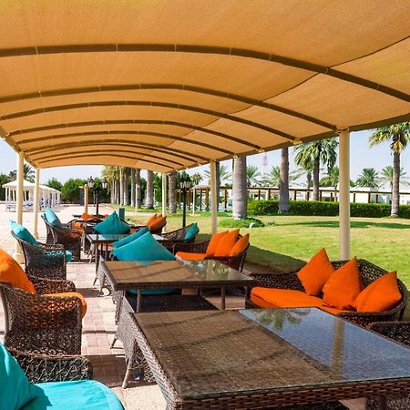 Sealine Beach, A Murwab Resort มีไซอีด ภายนอก รูปภาพ The beach at the resort