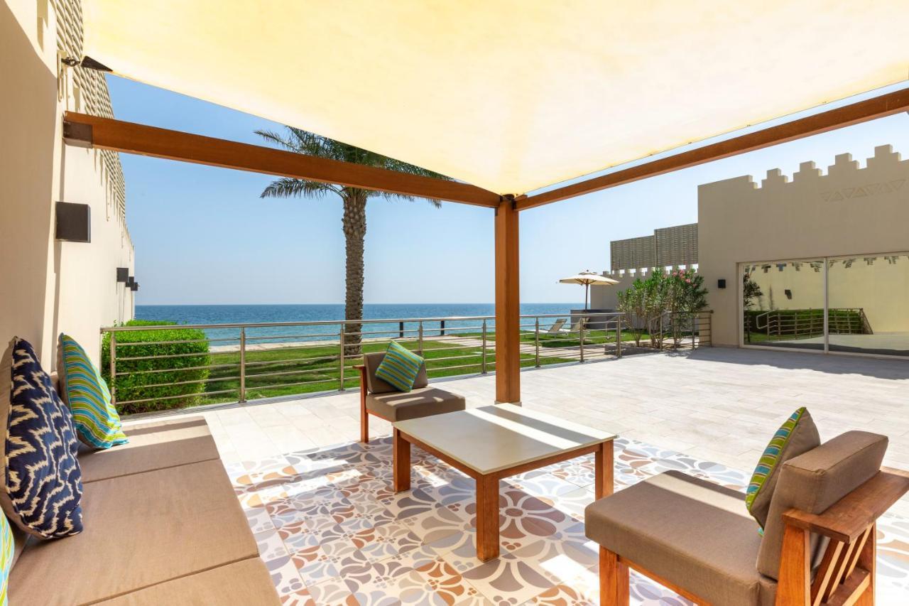 Sealine Beach, A Murwab Resort มีไซอีด ภายนอก รูปภาพ The beach at the hotel