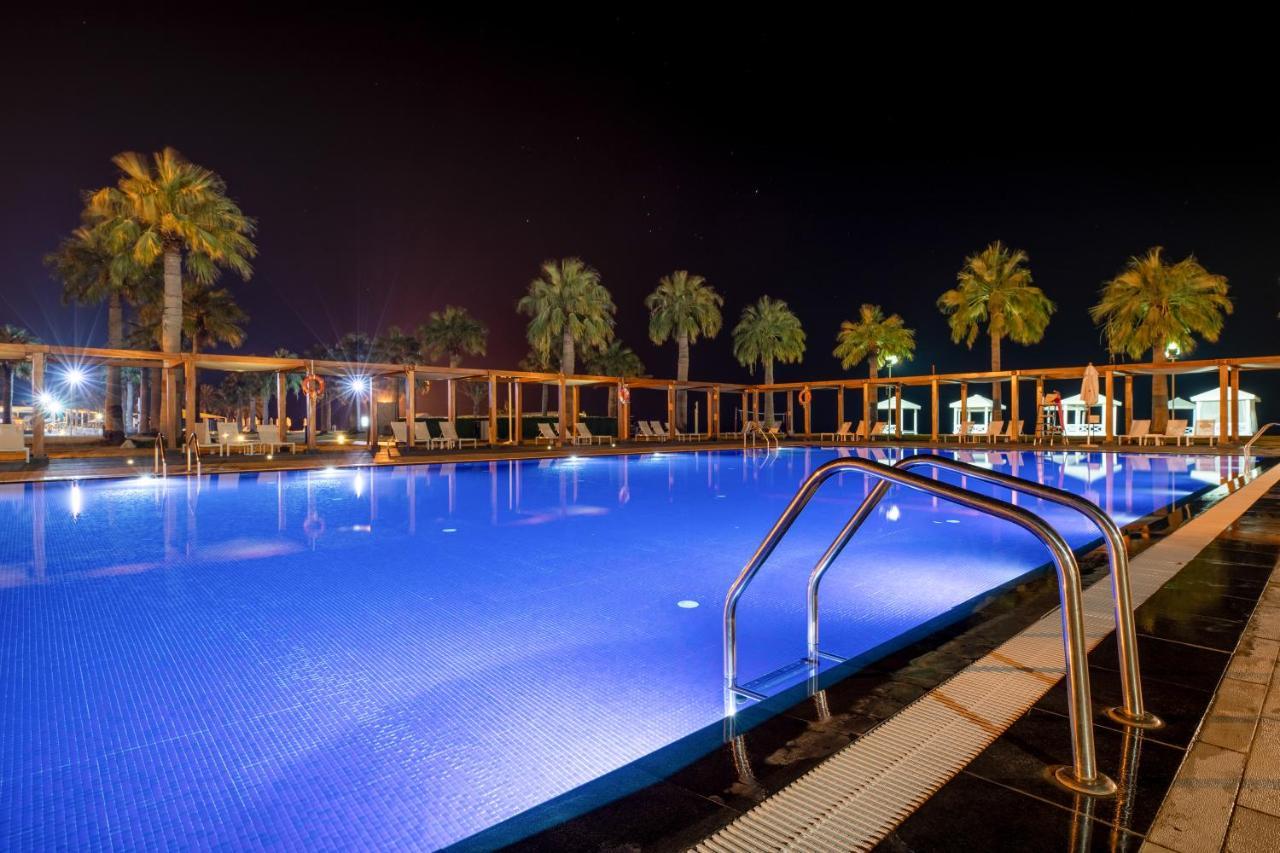 Sealine Beach, A Murwab Resort มีไซอีด ภายนอก รูปภาพ A swimming pool at night