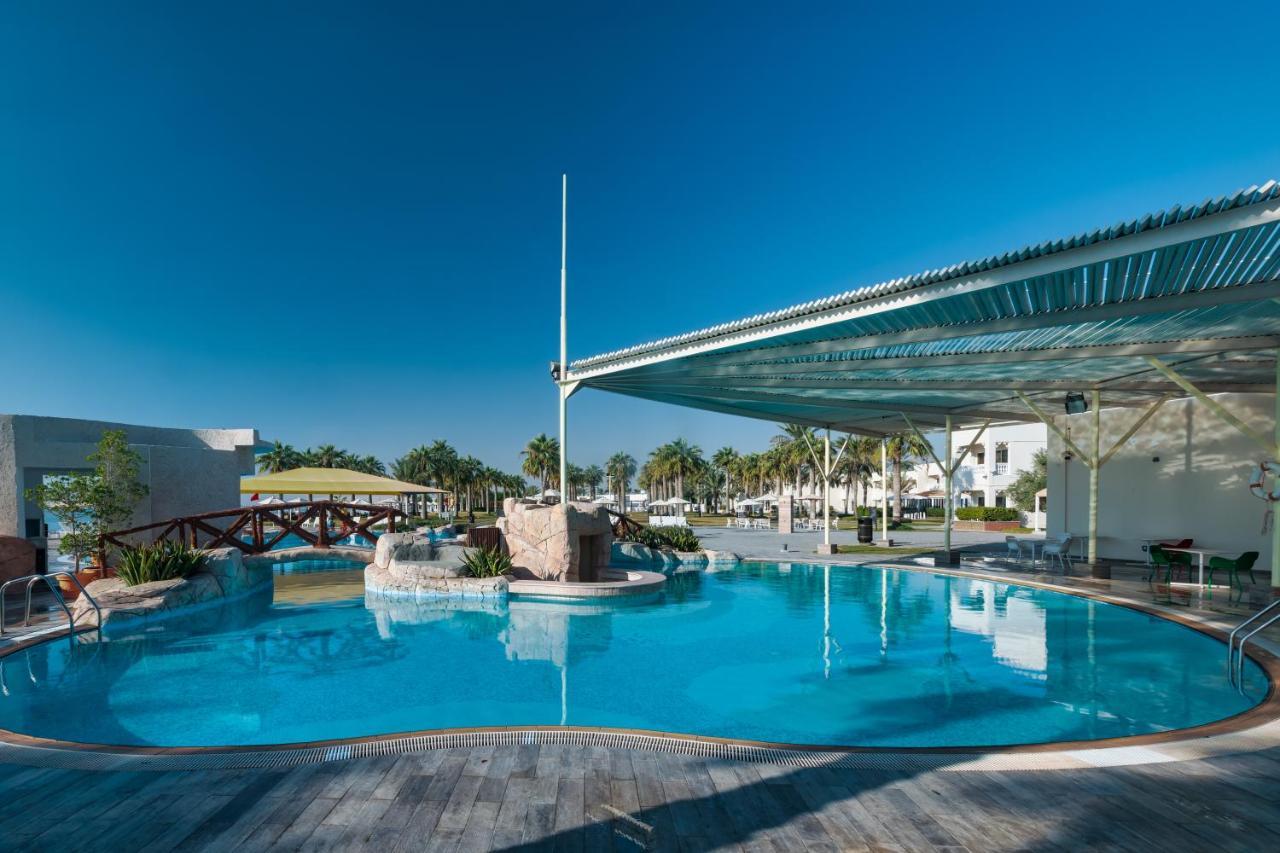 Sealine Beach, A Murwab Resort มีไซอีด ภายนอก รูปภาพ The pool at the hotel
