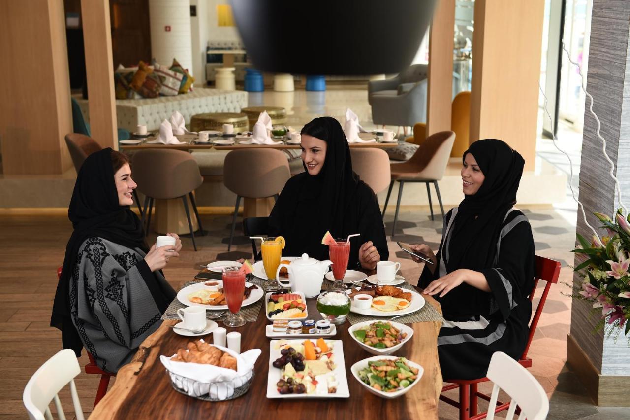 Sealine Beach, A Murwab Resort มีไซอีด ภายนอก รูปภาพ Arab women in Dubai