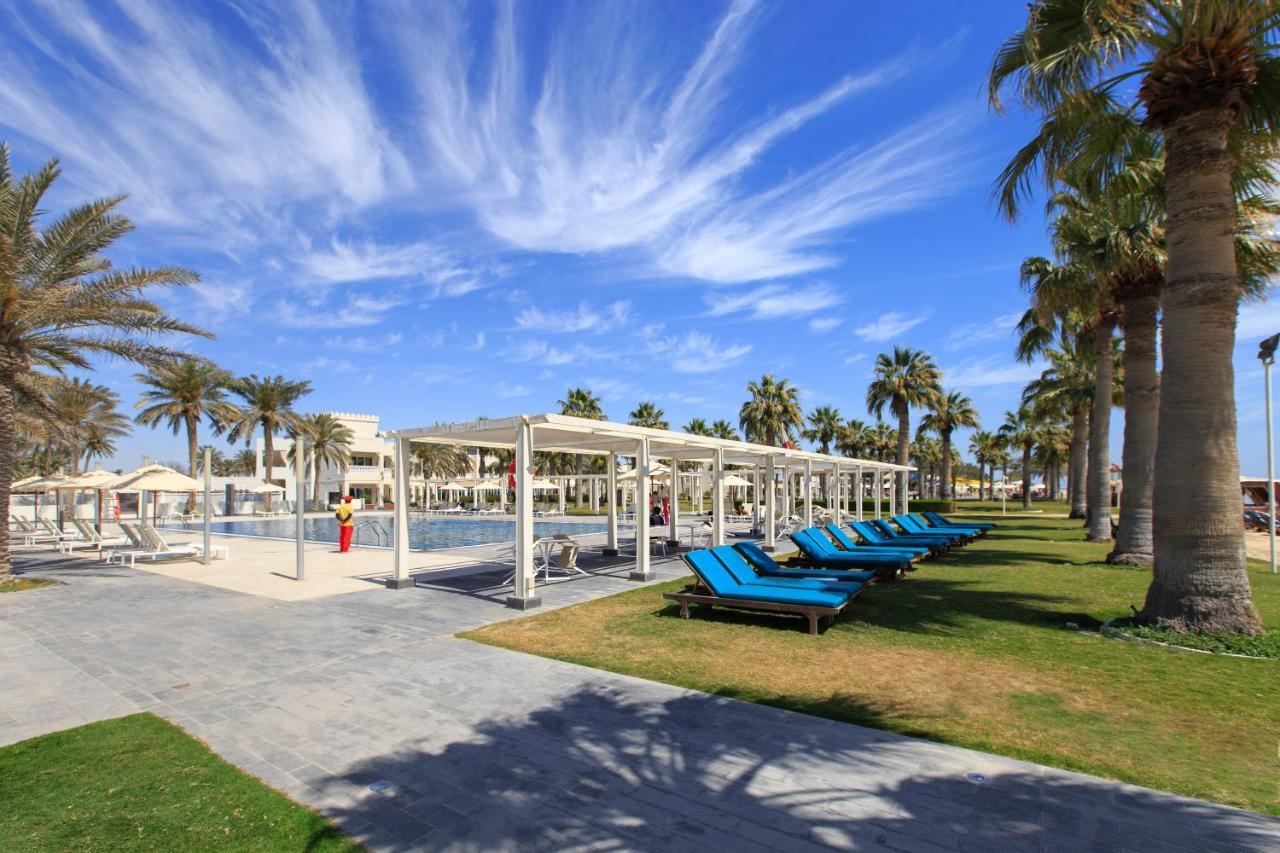 Sealine Beach, A Murwab Resort มีไซอีด ภายนอก รูปภาพ The swimming pool at the resort