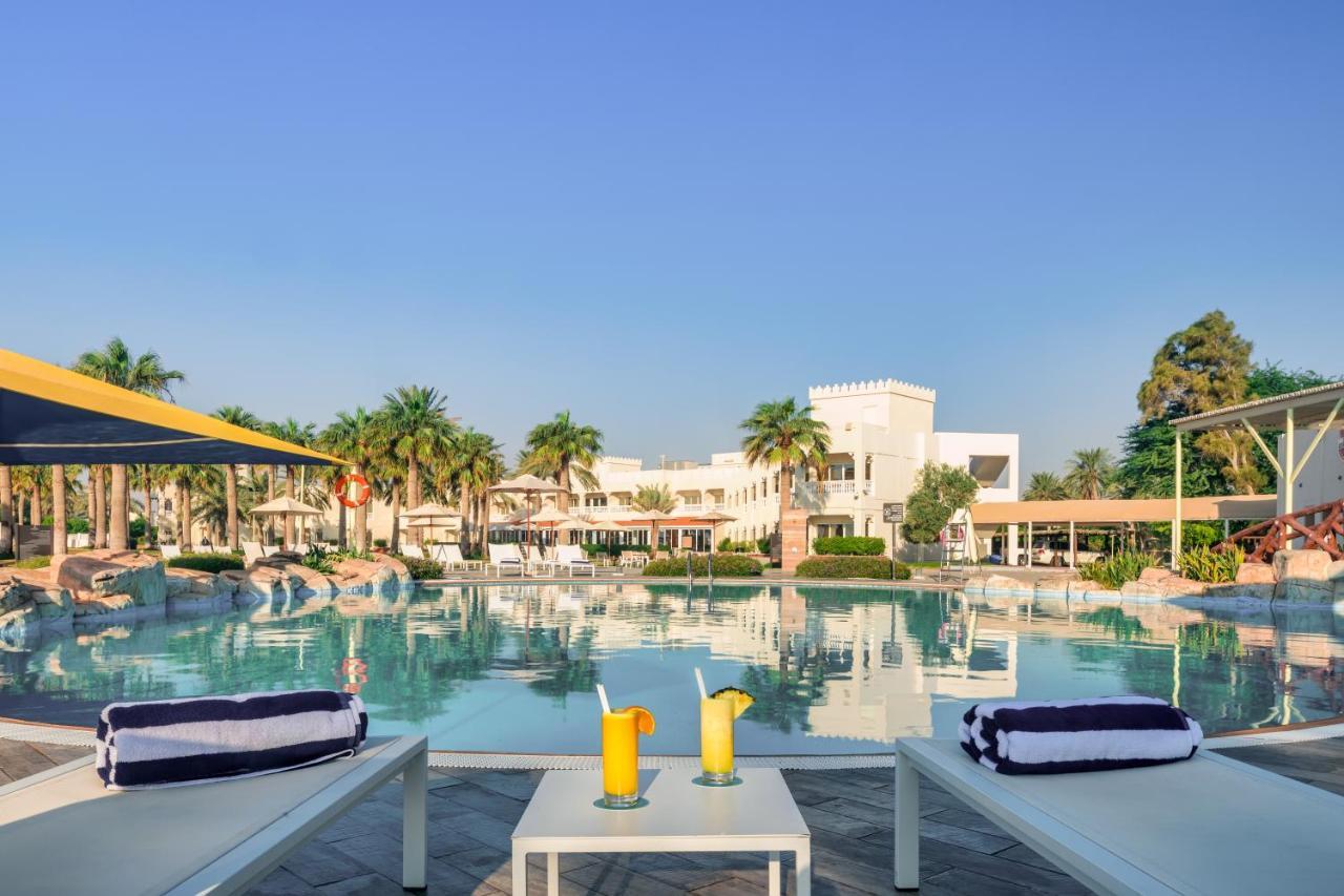Sealine Beach, A Murwab Resort มีไซอีด ภายนอก รูปภาพ The pool at the resort