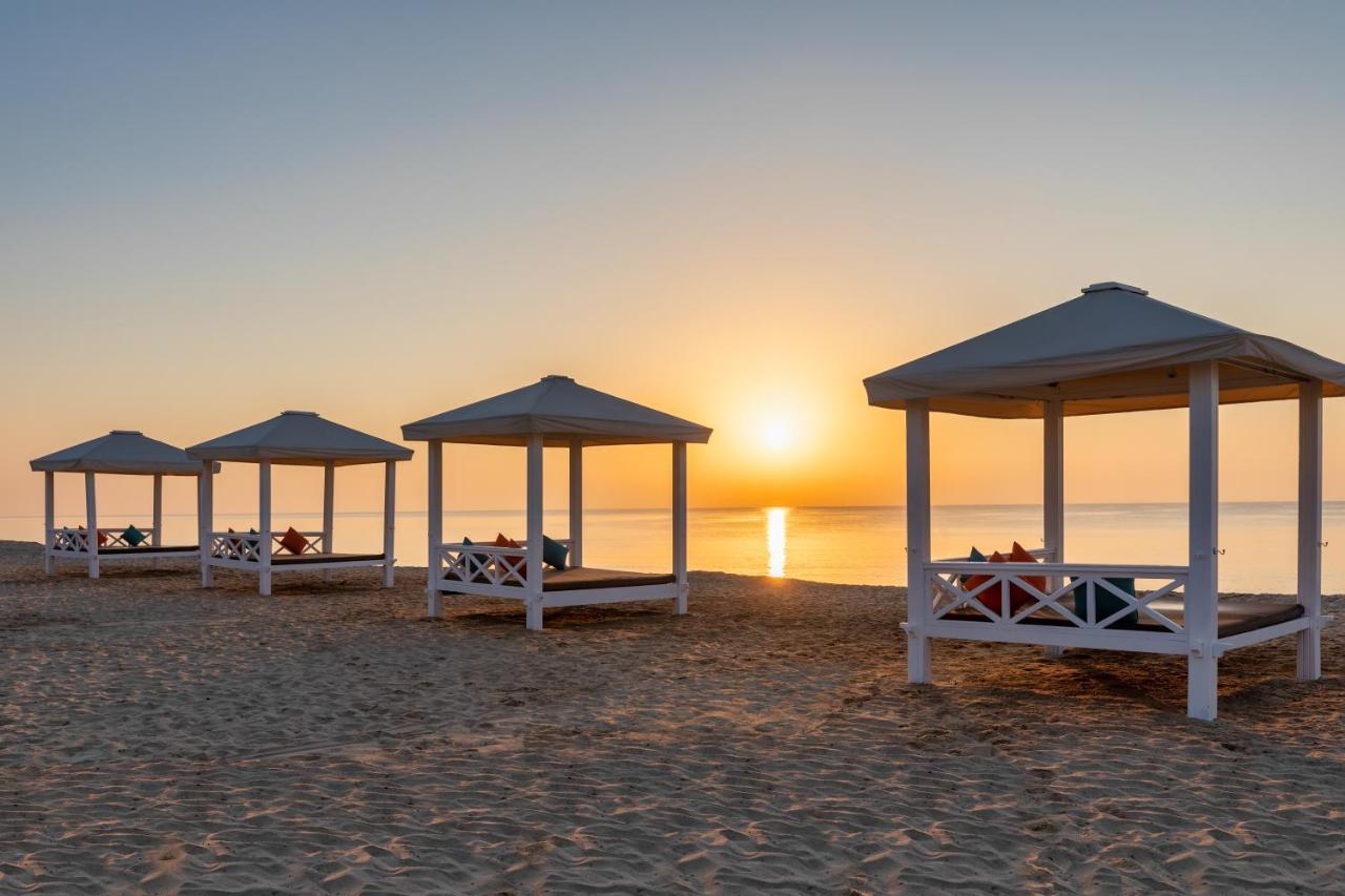 Sealine Beach, A Murwab Resort มีไซอีด ภายนอก รูปภาพ Sunset at the beach