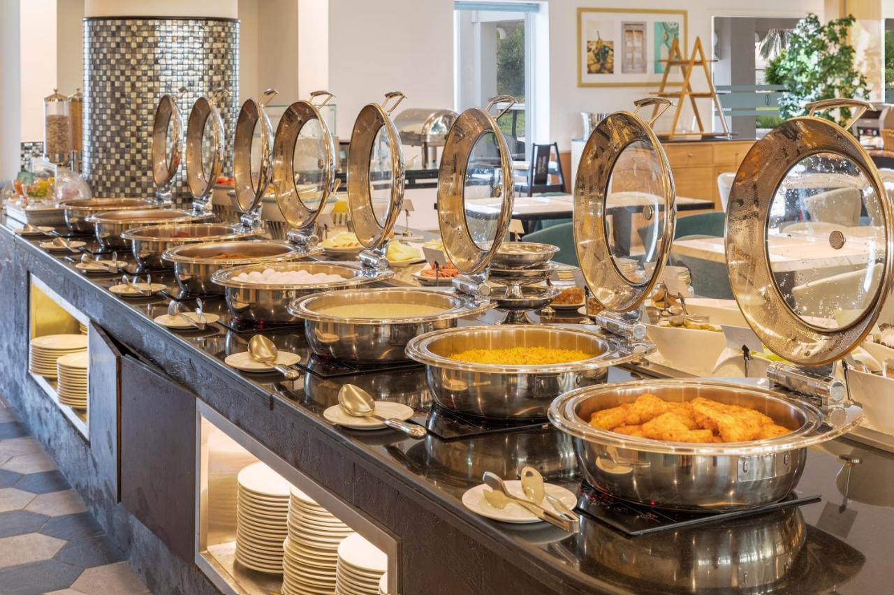 Sealine Beach, A Murwab Resort มีไซอีด ภายนอก รูปภาพ A buffet at a hotel