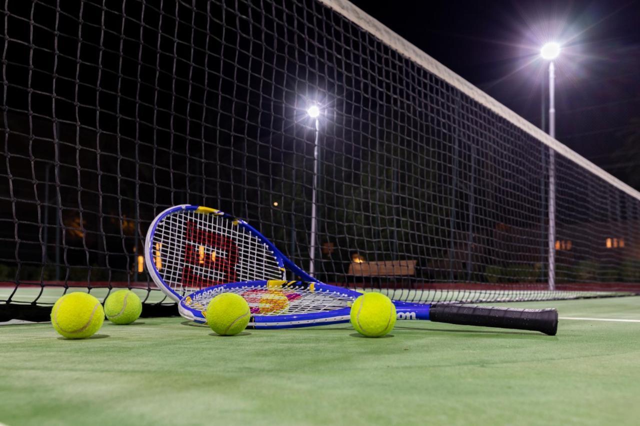 Sealine Beach, A Murwab Resort มีไซอีด ภายนอก รูปภาพ Tennis balls and racket