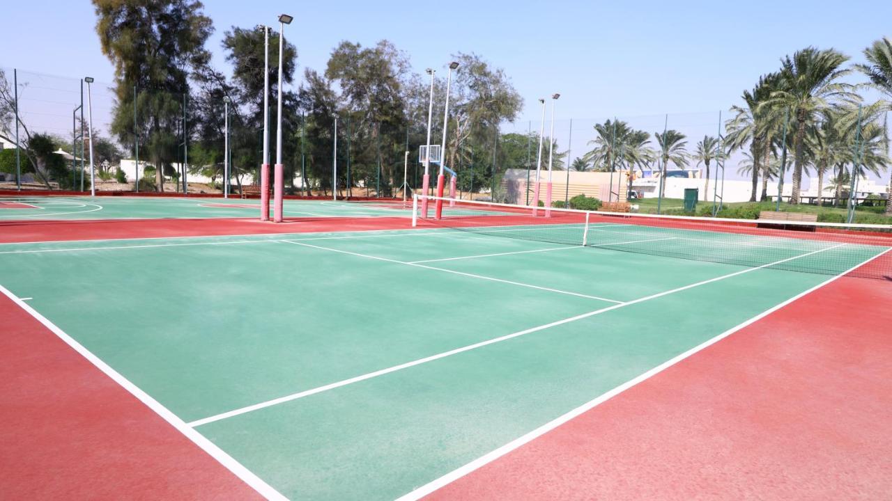 Sealine Beach, A Murwab Resort มีไซอีด ภายนอก รูปภาพ Tennis courts at the club