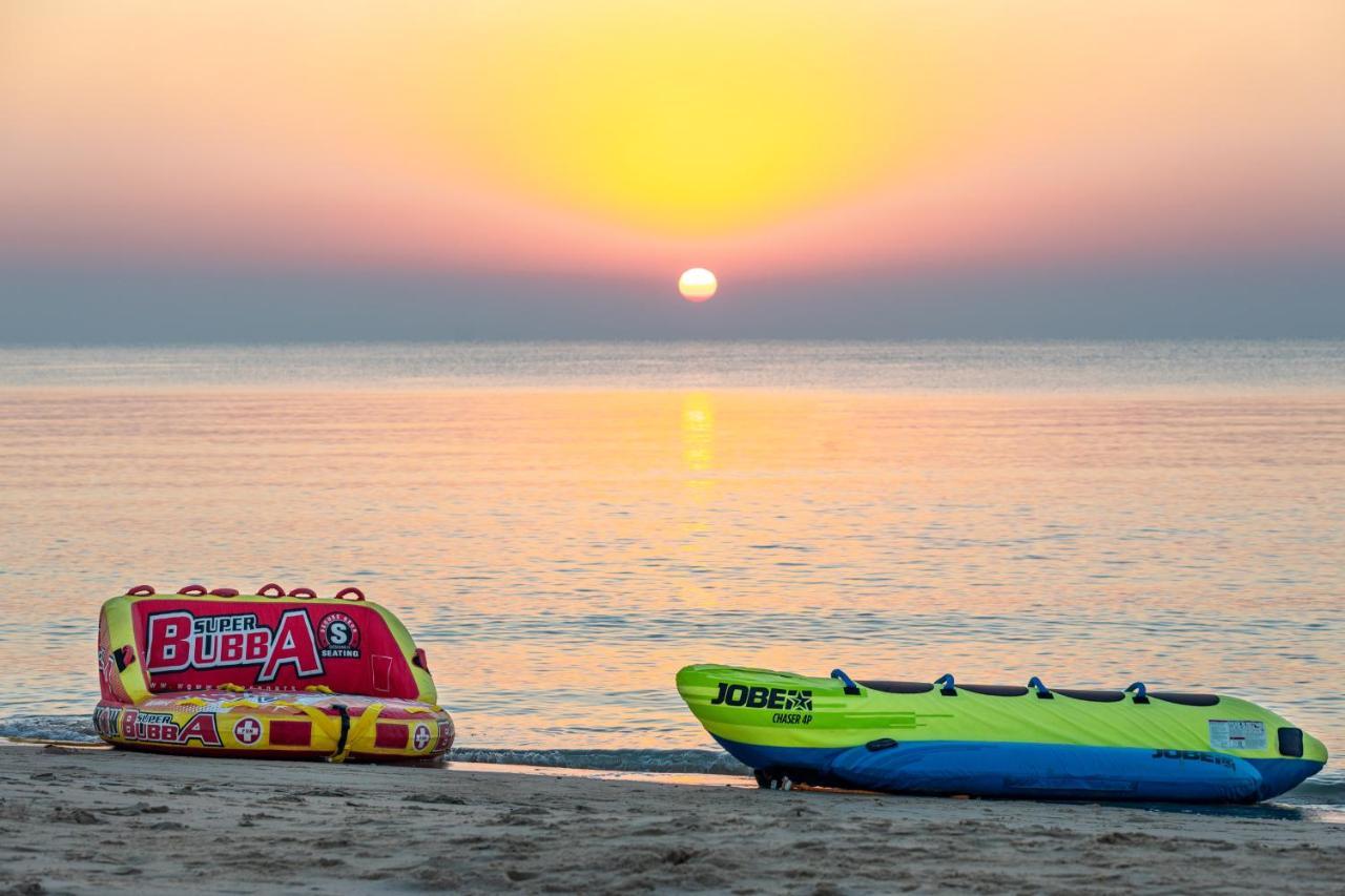Sealine Beach, A Murwab Resort มีไซอีด ภายนอก รูปภาพ Sunset at the beach