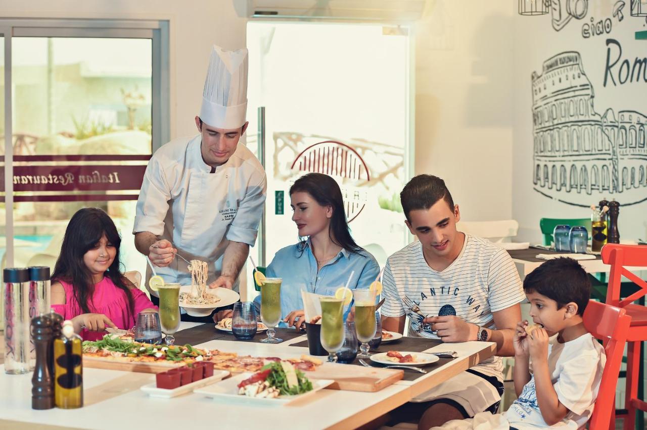 Sealine Beach, A Murwab Resort มีไซอีด ภายนอก รูปภาพ Family dining at a restaurant