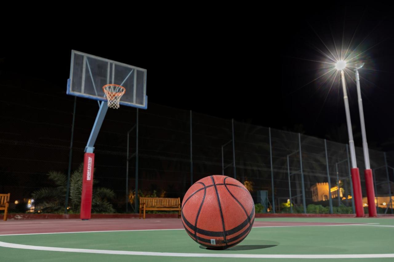 Sealine Beach, A Murwab Resort มีไซอีด ภายนอก รูปภาพ Basketball court at the University of Patras
